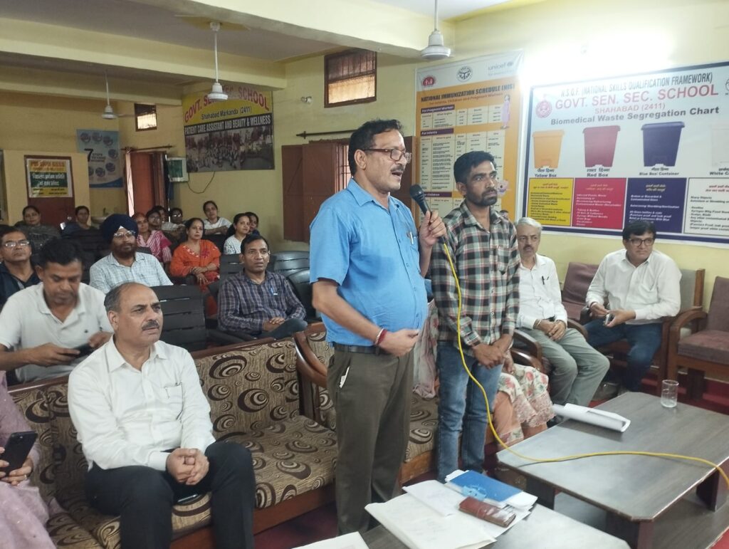 PRINCIPAL INTERACTING WITH CM HRY